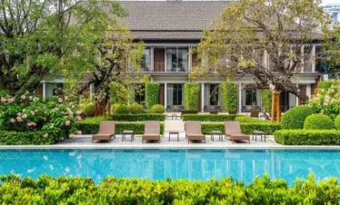 Palace in Bangkok with Pool View – Royal Architecture and Tranquil Surroundings