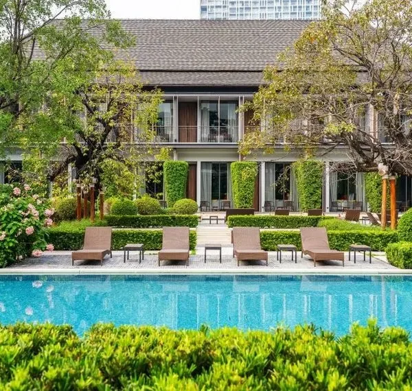 Palace in Bangkok with Pool View – Royal Architecture and Tranquil Surroundings