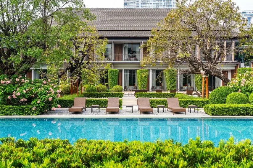 Palace in Bangkok with Pool View – Royal Architecture and Tranquil Surroundings