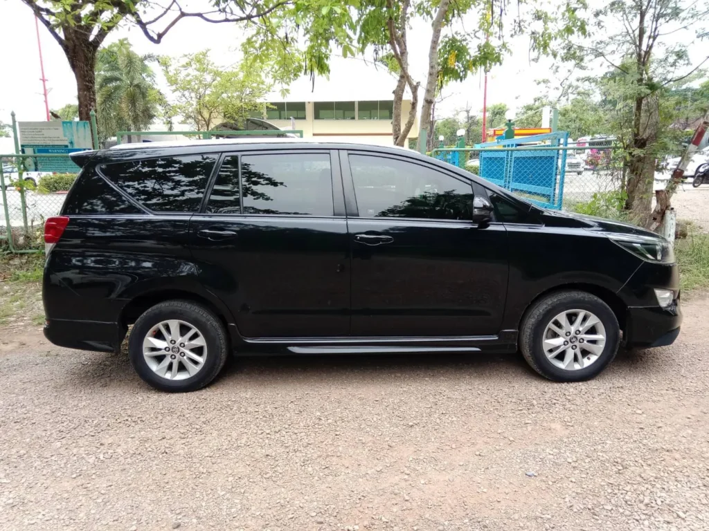 Bangkok taxi van Toyota Commuter for airport transfers and tours