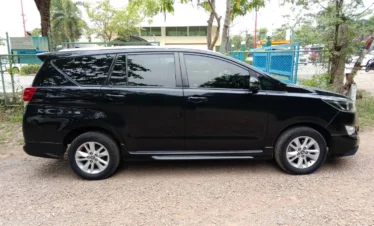 Bangkok taxi van Toyota Commuter for airport transfers and tours