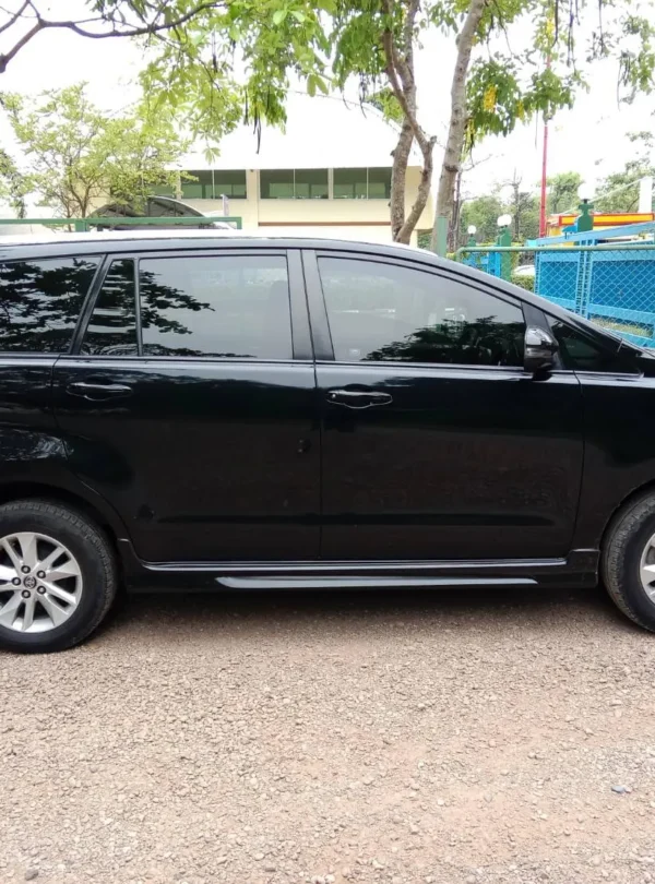 Bangkok taxi van Toyota Commuter for airport transfers and tours