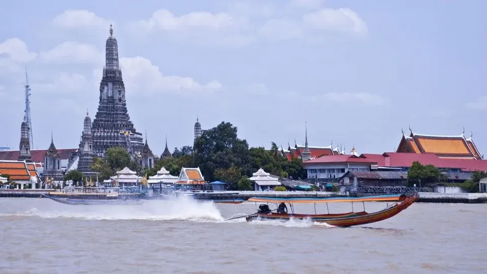 Wat Arun Temple with Riverside View in Bangkok, Thailand – Iconic Buddhist Landmark