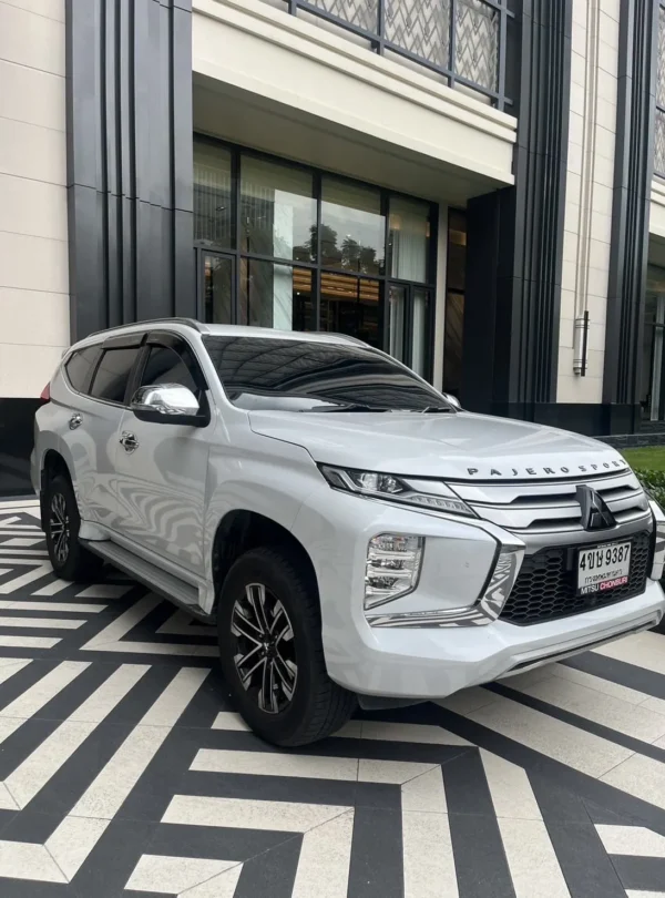 Bangkok taxi SUV Spacious Toyota Fortuner for group travel