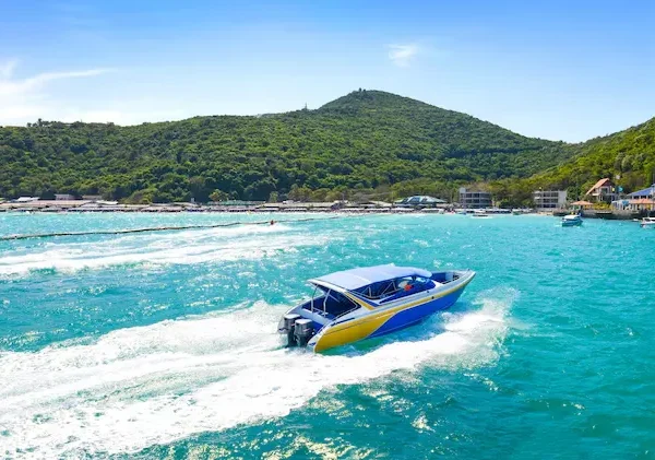 speed boat inside the sea in pattaya thailand