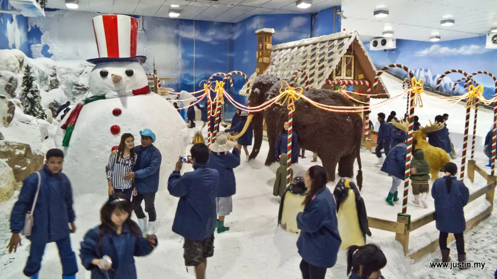 Snow Town Dream World Bangkok – Indoor Snow Experience