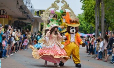 Live Parade and Shows at Dream World Bangkok