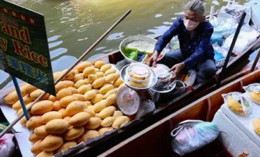 Thai Street Food at Pattaya Floating Market – Local Cuisine Experience