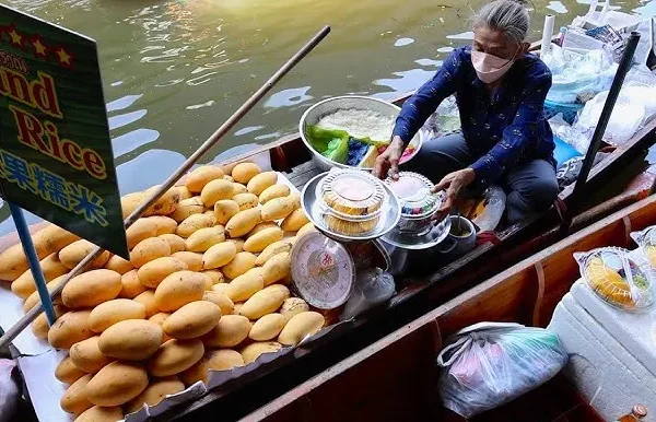 Thai Street Food at Pattaya Floating Market – Local Cuisine Experience