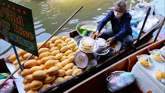 Thai Street Food at Pattaya Floating Market – Local Cuisine Experience