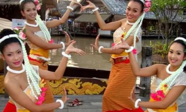 Live Cultural Shows at Pattaya Floating Market – Thai Traditions