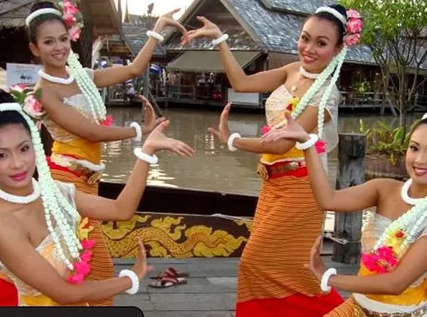 Live Cultural Shows at Pattaya Floating Market – Thai Traditions