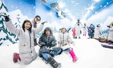 Children playing in the Snow Dome with artificial snow