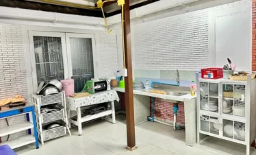 Fully equipped kitchen and BBQ grill for cooking