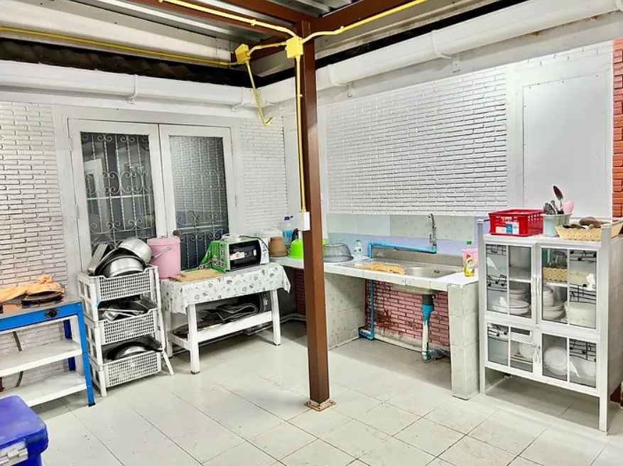 Fully equipped kitchen and BBQ grill for cooking