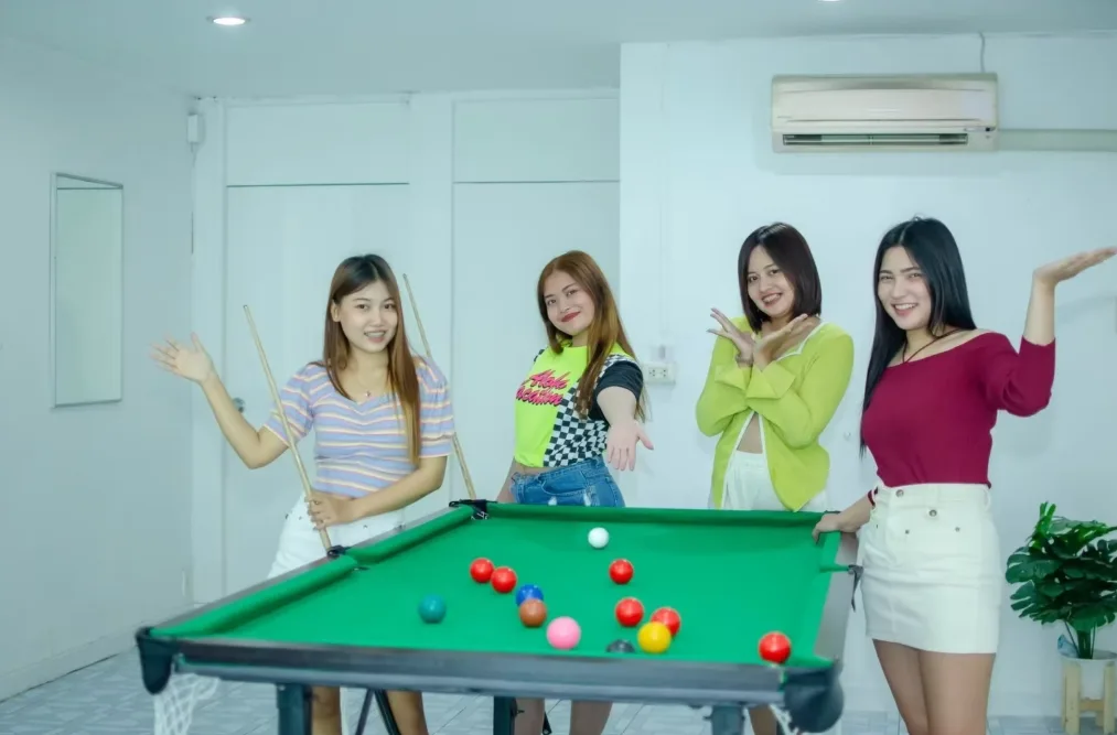 Pool Villa Pattaya snooker place girls are standing inside the snooker room