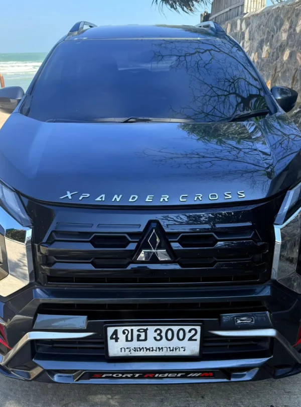 Black SUV taxi for private transfer from Suvarnabhumi Airport to Pattaya