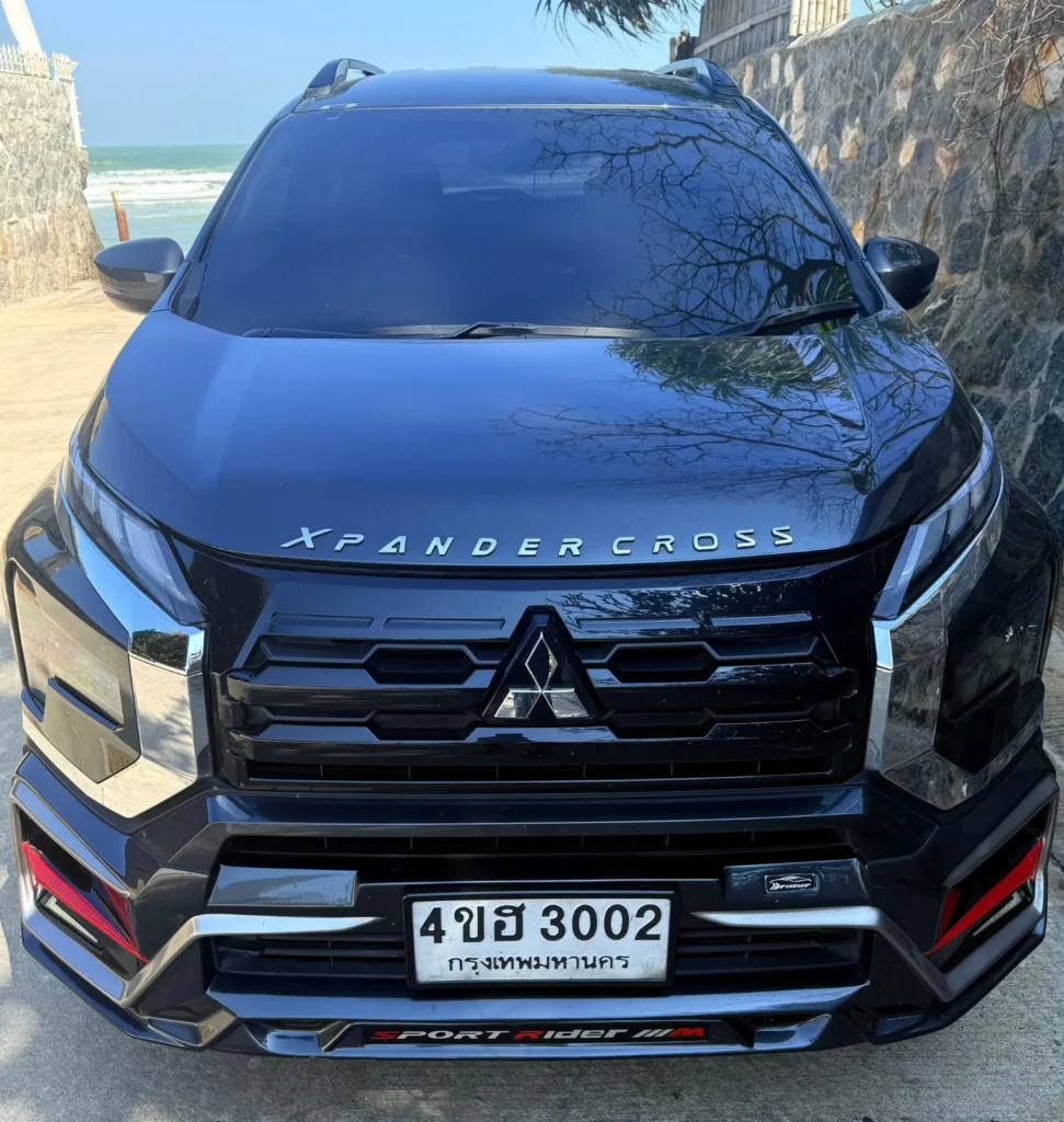 Black SUV taxi for private transfer from Suvarnabhumi Airport to Pattaya