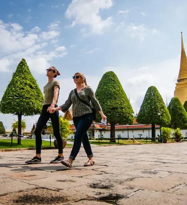 Grand Palace in Bangkokcouple walking city tour bangkok