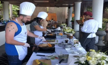 Guests participating in a Thai cooking class during the holiday package