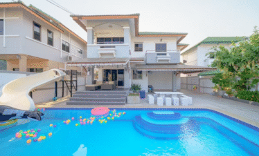 Private pool with slide in White Mountain villa