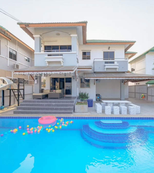 Private pool with slide in White Mountain villa