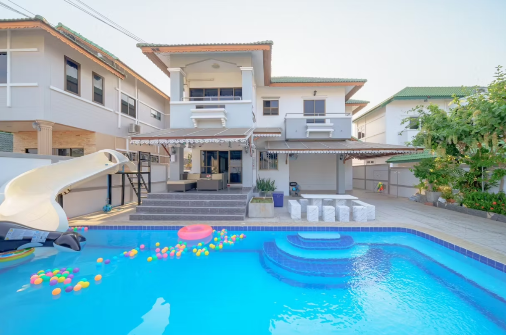 Private pool with slide in White Mountain villa