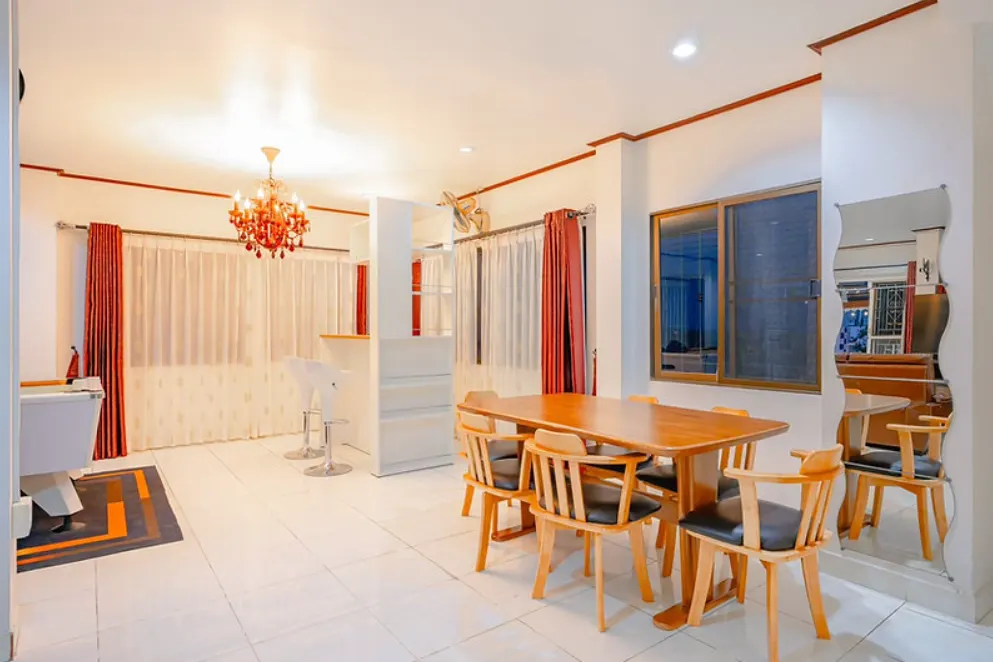 dinning area in pool villa pattaya