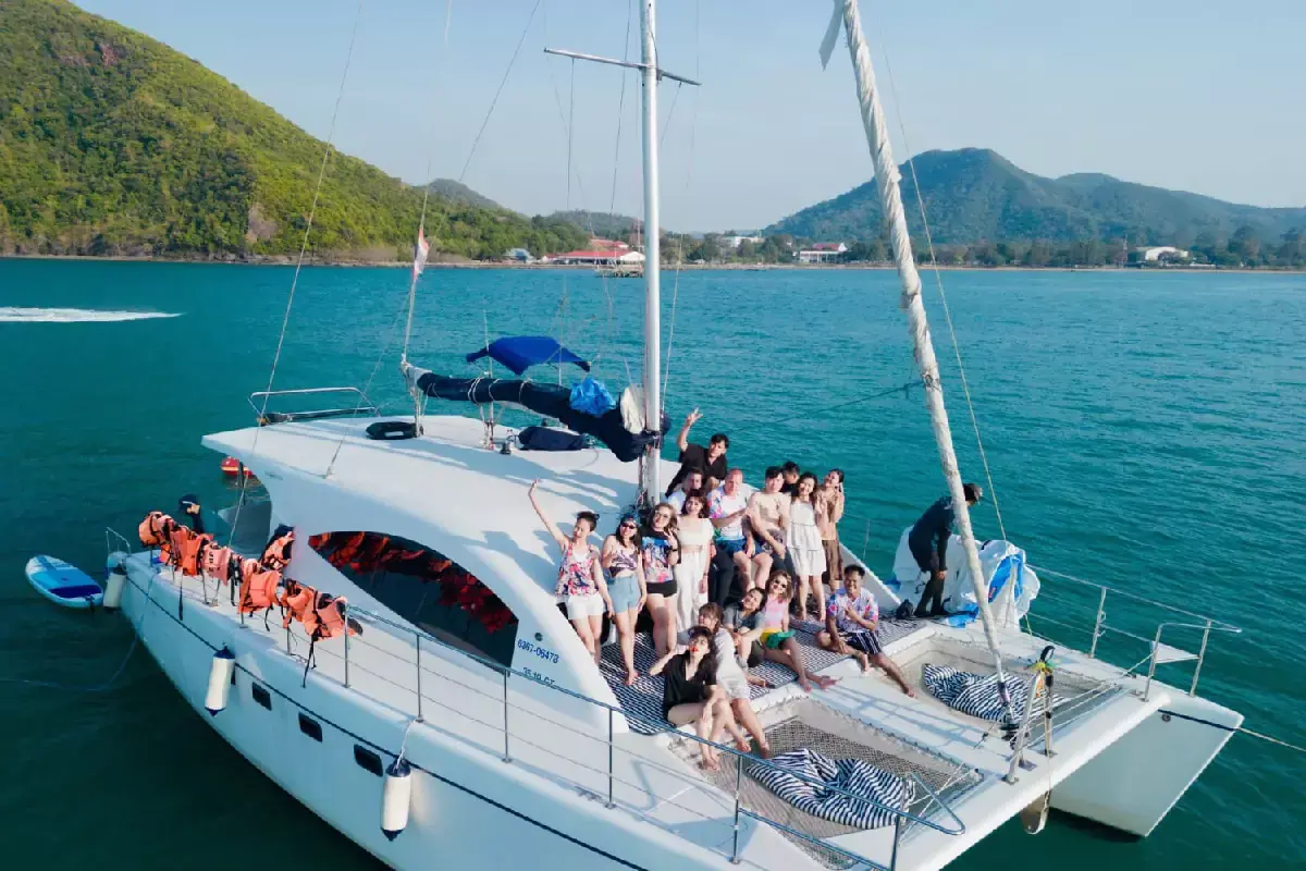 private yacht party pattaya people having fun