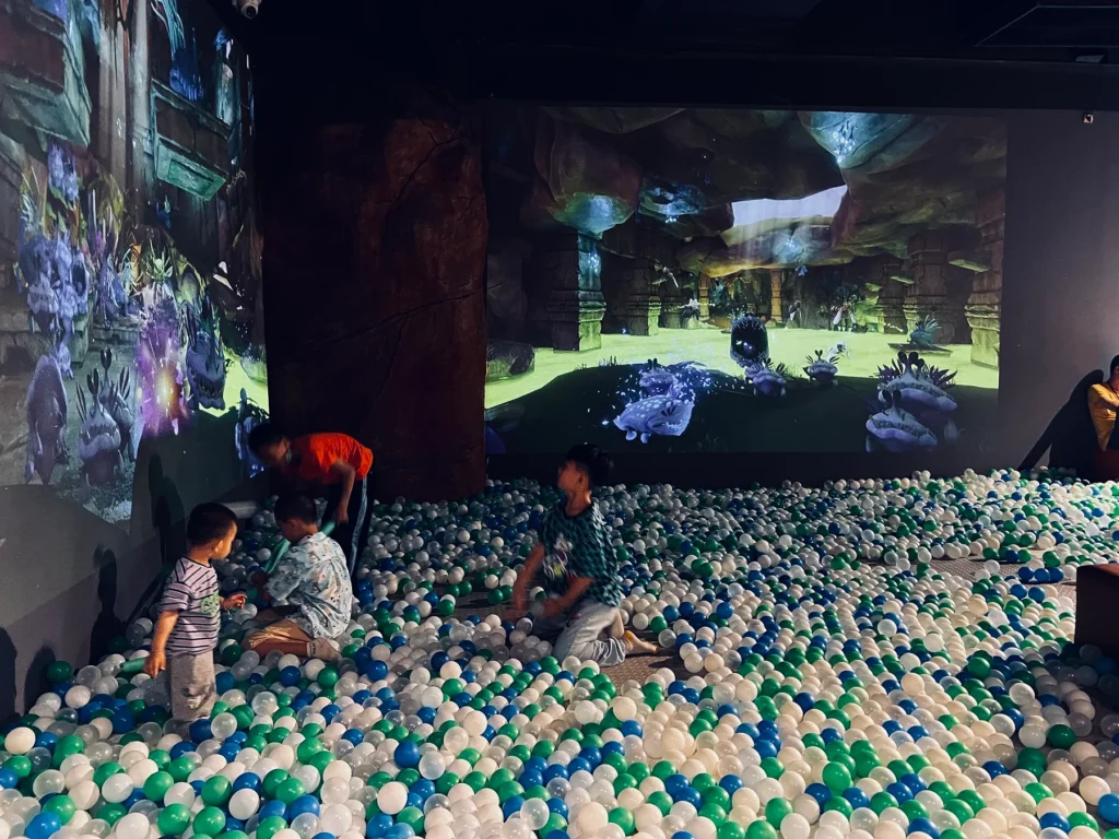 kis playing in space and time cube pattaya