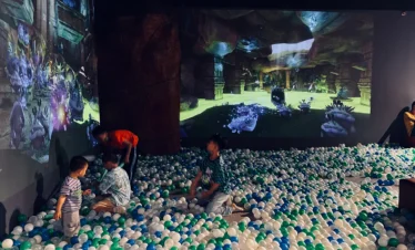 kis playing in space and time cube pattaya