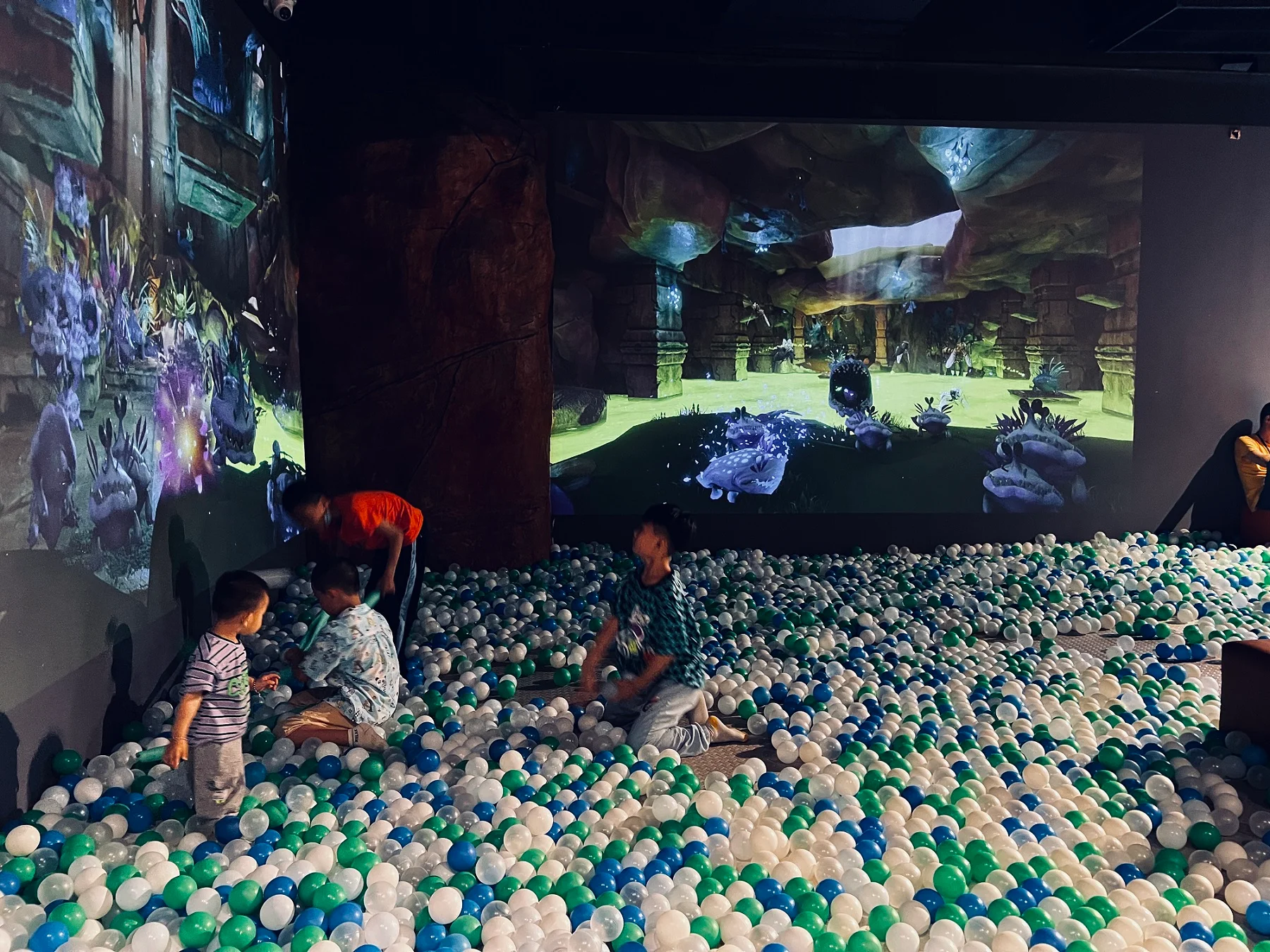 kis playing in space and time cube pattaya