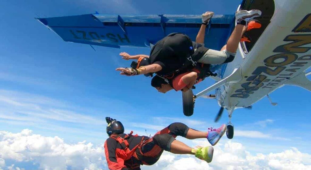 diver_jump_for_take_picture_skydiving_thailand