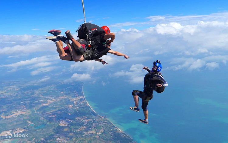 Tandem_skydiving_oceanview_withinstructor
